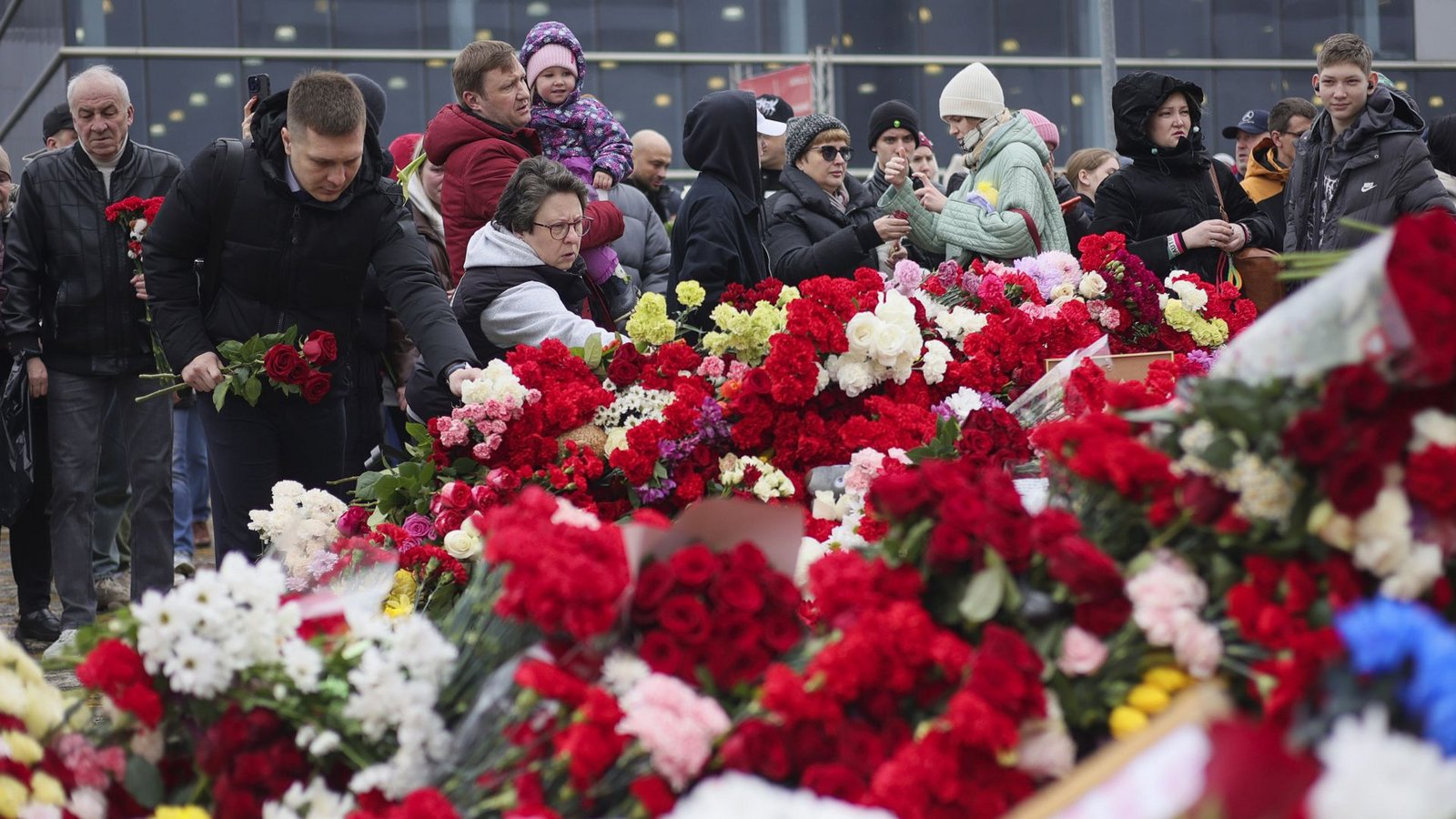 Trauernde legen Blumen nieder an der Crocus City Hall.Foto: dpa/Vitaly Smolnikov Trauernde legen Blumen nieder an der Crocus City Hall.Foto: dpa/Vitaly Smolnikov