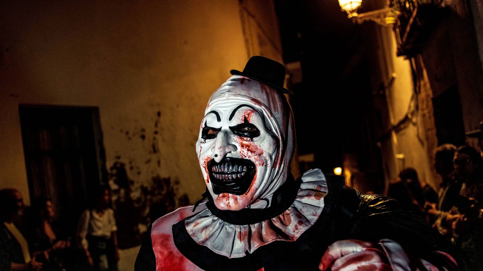 Horrorclown: Für die Panik vor Clowns gibt es  einen medizinischen Fachbegriff: Coulrophobie – die krankhafte Angst vor Clowns. Dahinter verbirgt sich die Angst vor dem Unbekannten,  die Furcht vor dem Bösen, das sich hinter der Maske des Lächeln versteckt. Der Anthropologe Claude Levi-Strauß (1908-2009) hat dieses Phänomen  genauer untersucht. Wer eine Maske trägt, braucht sich um gesellschaftlliche Konventionen nicht zu scheren, weil sie seine Identität verdeckt. So kann er öffentlich und doch unerkannt Schrecken verbreiten.Foto: Imago/Zuma Wire