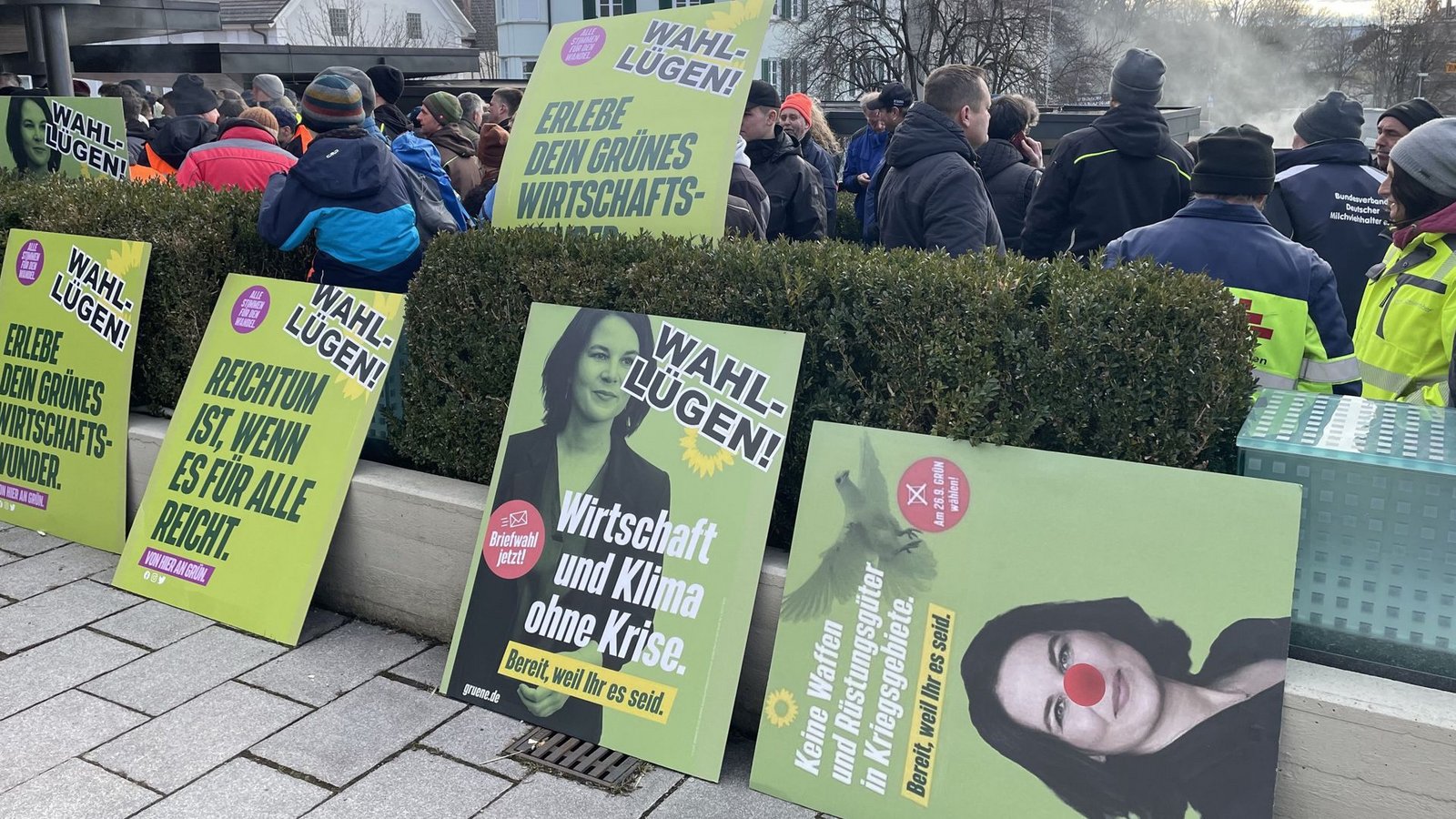 Die Grünen sahen sich am Aschermittwoch massiven Protesten ausgesetzt.Foto: dpa/David Nau