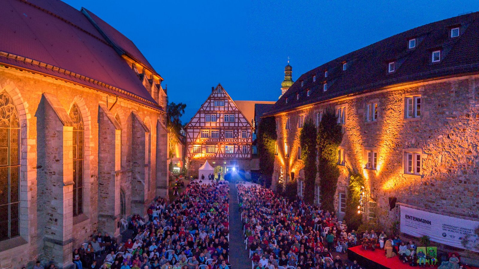 Auch bei Regenwetter: Vom 3. bis zum 27. August findet das Sommernachtskino auf dem Martinskirchplatz in Kirchheim Teck statt. Das Kino schließt nach dem Film, und gespielt wird auch bei Regen. Man kann also Regenschutz mitnehmen.Foto: Carsten Riedl Auch bei Regenwetter: Vom 3. bis zum 27. August findet das Sommernachtskino auf dem Martinskirchplatz in Kirchheim Teck statt. Das Kino schließt nach dem Film, und gespielt wird auch bei Regen. Man kann also Regenschutz mitnehmen.Foto: Carsten Riedl