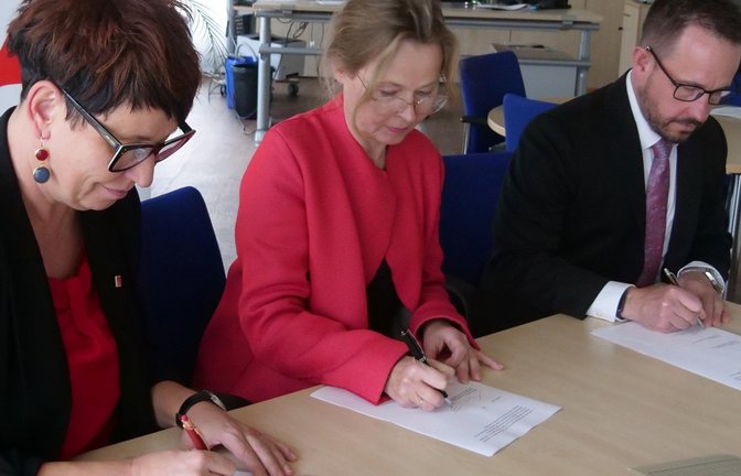 Liane Papaioannou, Martina Lehmann und Guido Grohmann (von links) unterzeichnen eine Kooperationsvereinbarung. <span class='image-autor'>Foto: Friedrich</span>
