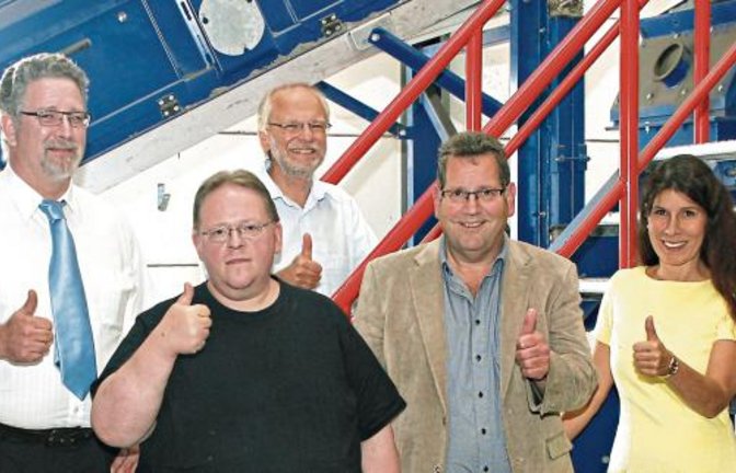 Dank des neuen Teilhabechancen-Gesetzes hat Frank Lorenz (Zweiter von links) im Recycling-Unternehmen Metretec in Enzberg nach langjähriger Arbeitslosigkeit eine neue Perspektive erhalten; links Firmenchef Christoph Grauberger, sowie von rechts Sozialdezernentin Katja Kreeb sowie Ulrich Seibold und Hartmut Schölch vom Kreis-Jobcenter.  Foto: Kollros