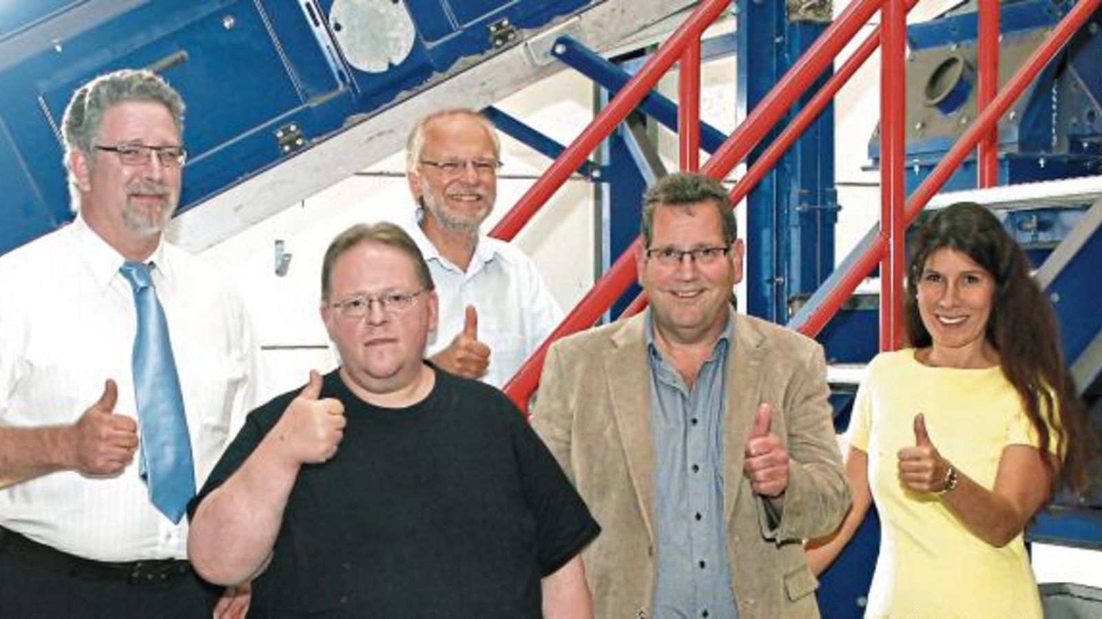 Dank des neuen Teilhabechancen-Gesetzes hat Frank Lorenz (Zweiter von links) im Recycling-Unternehmen Metretec in Enzberg nach langjähriger Arbeitslosigkeit eine neue Perspektive erhalten; links Firmenchef Christoph Grauberger, sowie von rechts Sozialdezernentin Katja Kreeb sowie Ulrich Seibold und Hartmut Schölch vom Kreis-Jobcenter. Foto: Kollros Dank des neuen Teilhabechancen-Gesetzes hat Frank Lorenz (Zweiter von links) im Recycling-Unternehmen Metretec in Enzberg nach langjähriger Arbeitslosigkeit eine neue Perspektive erhalten; links Firmenchef Christoph Grauberger, sowie von rechts Sozialdezernentin Katja Kreeb sowie Ulrich Seibold und Hartmut Schölch vom Kreis-Jobcenter. Foto: Kollros