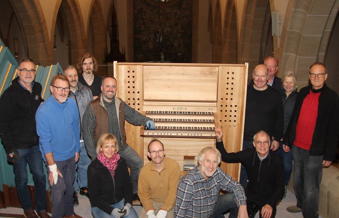 Tilman Trefz (links neben dem Spieltisch) und sein Team sowie die Helfer der Kirchengemeinde freuen sich über die Rückkehr der Orgel.