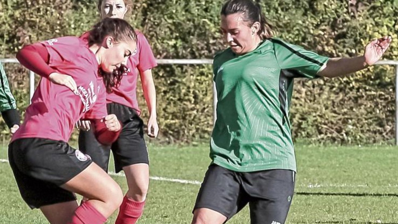 Mit Julia Schneider (rechts) geht die SGM Häfnerhaslach/Sternenfels in die neue Bezirksligasaison. Das Auftaktspiel gegen Heimsheim wurde auf Mittwochabend verschoben. Foto: Simecek Mit Julia Schneider (rechts) geht die SGM Häfnerhaslach/Sternenfels in die neue Bezirksligasaison. Das Auftaktspiel gegen Heimsheim wurde auf Mittwochabend verschoben. Foto: Simecek