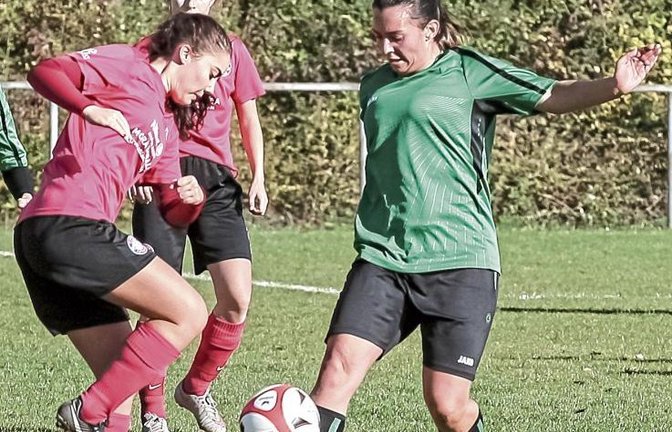 Mit Julia Schneider (rechts) geht die SGM Häfnerhaslach/Sternenfels in die neue Bezirksligasaison. Das Auftaktspiel gegen Heimsheim wurde auf Mittwochabend verschoben.  Foto: Simecek