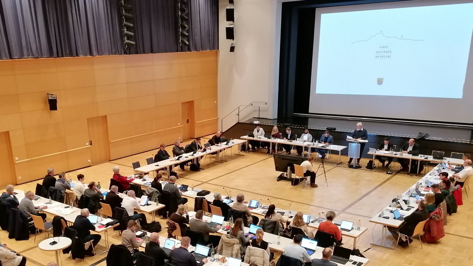 Eine Mehrheit des Vaihinger Gemeinderates stimmt am Mittwochabend dem städtischen Etat für 2026 zu. Einige der Rednerinnen und Redner von Fraktionen und Gruppierungen üben dabei allerdings deutliche Kritik an Oberbürgermeister Uwe Skrzypek-Muth.  Fotos: Banholzer (1)/p