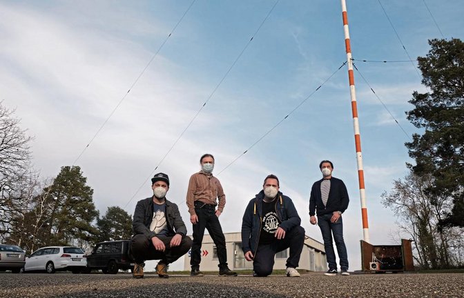 Theo Seemann, Jürgen Fegert, Arne Bader und Steffen Ritter (von links) fahren gewissermaßen den Betrieb am Sender Mühlacker wieder hoch.