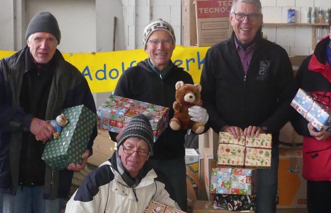 Ulrich Hirsch (vorne links) mit dem Helferteam beim Beladen von Weihnachtsgeschenken für Kiev und Odessa am 14. Dezember in Sachsenheim. p