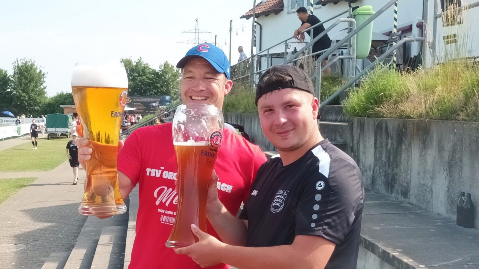 Spielleiter Dimo Schöttle (links) und Marvin Prohaska vom TSV Großglattbach lassen es sich beim Meister-Cup gut gehen. Foto: privat Spielleiter Dimo Schöttle (links) und Marvin Prohaska vom TSV Großglattbach lassen es sich beim Meister-Cup gut gehen. Foto: privat