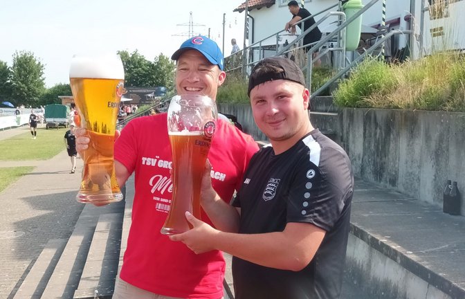 Spielleiter Dimo Schöttle (links) und Marvin Prohaska vom TSV Großglattbach lassen es sich beim Meister-Cup gut gehen. <span class='image-autor'>Foto: privat</span>