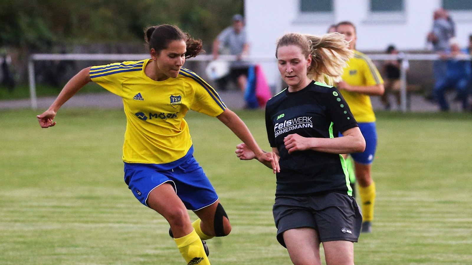 Christina Knapp (in Schwarz) hat das 1:0 für die SGM Roßwag/Großglattbach schon ein paar Sekunden nach dem Anpfiff geschossen. Ihr Team gewann letztlich mit 12:2 (9:1). Foto: Archiv/Küppers Christina Knapp (in Schwarz) hat das 1:0 für die SGM Roßwag/Großglattbach schon ein paar Sekunden nach dem Anpfiff geschossen. Ihr Team gewann letztlich mit 12:2 (9:1). Foto: Archiv/Küppers