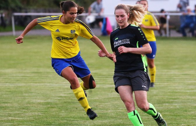 Christina Knapp (in Schwarz) hat das 1:0 für die SGM Roßwag/Großglattbach schon ein paar Sekunden nach dem Anpfiff geschossen. Ihr Team gewann letztlich mit 12:2 (9:1). <span class='image-autor'>Foto: Archiv/Küppers</span>
