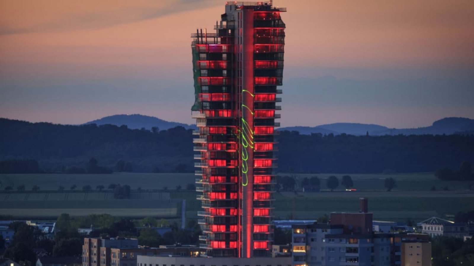 Prozessökonomie statt ein etwaiger Unwille zur juristischen Aufarbeitung: Die Tower-Ruine bei der „Night of Light“ im Juni 2020.Gottfried Stoppel/Archiv Prozessökonomie statt ein etwaiger Unwille zur juristischen Aufarbeitung: Die Tower-Ruine bei der „Night of Light“ im Juni 2020.Gottfried Stoppel/Archiv
