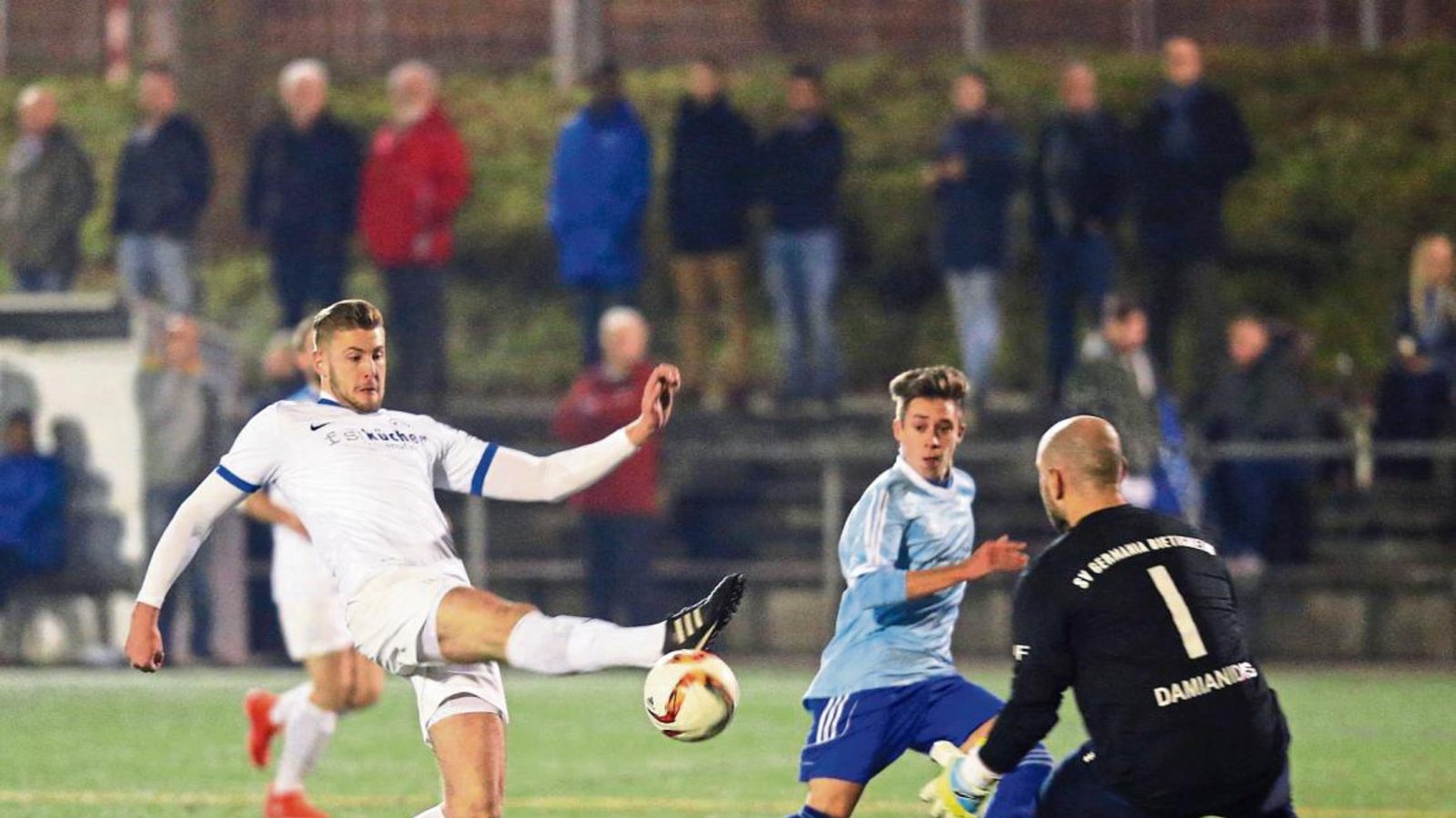 Auf dem Kunstrasen im Ellental schirmen Pascal Schöbinger (links) und Germania-Torwart Anastasios Damianidis den SGM-Angreifer Marc Tröger vom Ball ab. Das Nachholspiel der Bezirksliga endete gestern Abend 4:1 für die Gastgeber aus Bietigheim. Foto: Küppers Auf dem Kunstrasen im Ellental schirmen Pascal Schöbinger (links) und Germania-Torwart Anastasios Damianidis den SGM-Angreifer Marc Tröger vom Ball ab. Das Nachholspiel der Bezirksliga endete gestern Abend 4:1 für die Gastgeber aus Bietigheim. Foto: Küppers