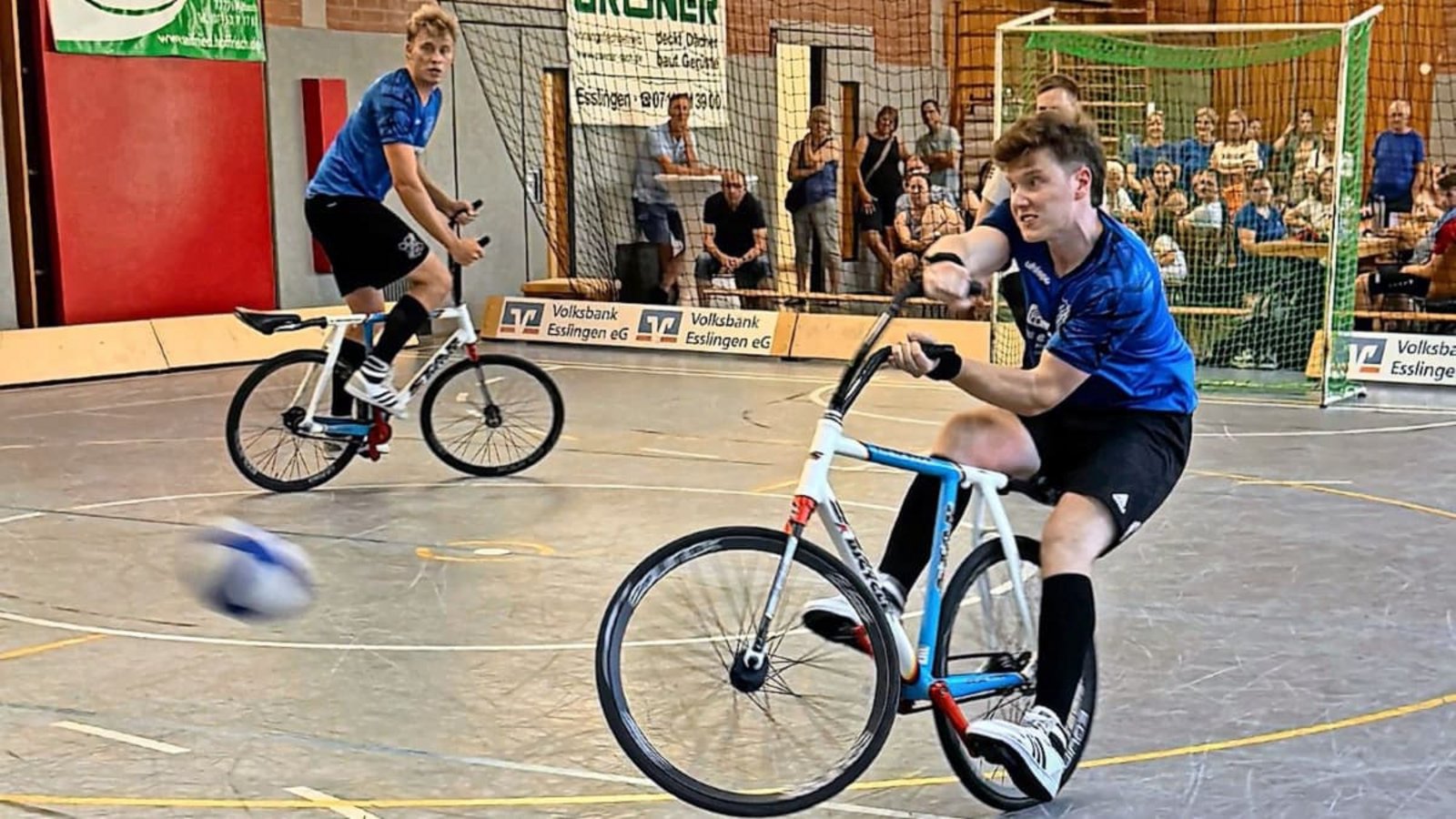 RCO-Radballer Tarik Nas beim Schuss, Moritz Bracht beobachtet.RC Oberesslingen