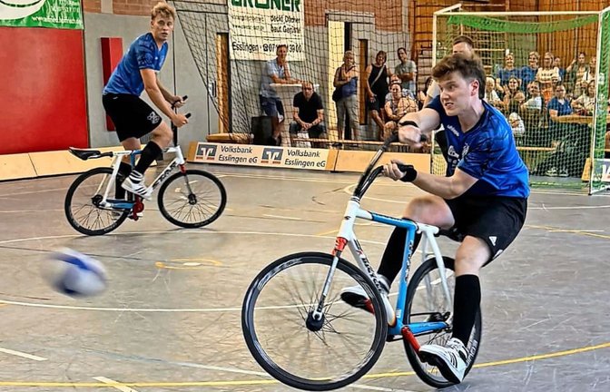 RCO-Radballer Tarik Nas beim Schuss, Moritz Bracht beobachtet.<span class='image-autor'>RC Oberesslingen</span>