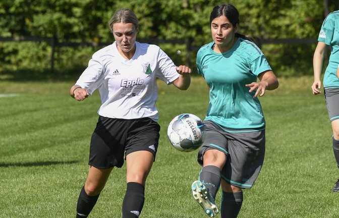 Maria Melliou (rechts) und die SGM Sternenfels/Häfnerhaslach gehen mit einem extrem kleinen Kader in die zweite Saisonhälfte der Frauenfußball-Bezirksliga.  <span class='image-autor'>Foto: Leitner</span>