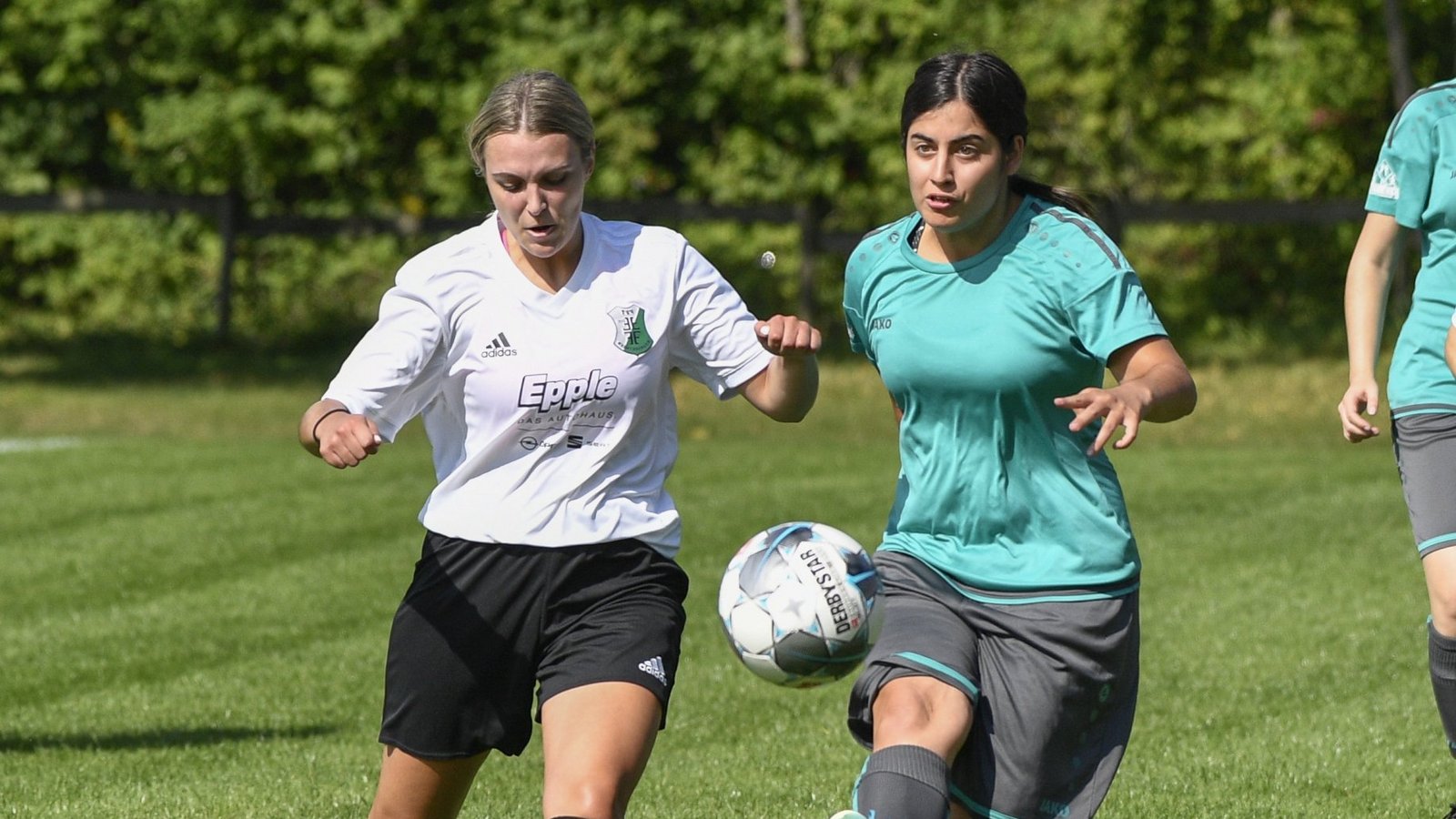 Maria Melliou (rechts) und die SGM Sternenfels/Häfnerhaslach gehen mit einem extrem kleinen Kader in die zweite Saisonhälfte der Frauenfußball-Bezirksliga. Foto: Leitner Maria Melliou (rechts) und die SGM Sternenfels/Häfnerhaslach gehen mit einem extrem kleinen Kader in die zweite Saisonhälfte der Frauenfußball-Bezirksliga. Foto: Leitner