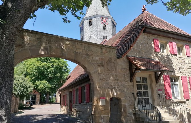 Das Torwächterhaus mit dem Torbogen und dahinter der Glockenturm bilden den Eingangsbereich zum Amthof der gesuchten Kommune.  <span class='image-autor'>Fotos: Banholzer</span>