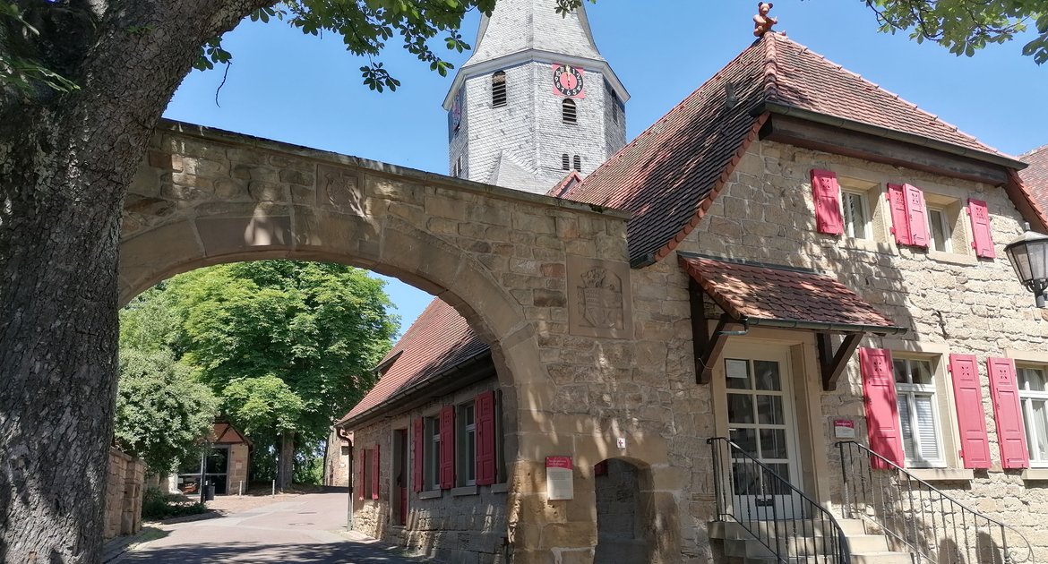 Sommerrätsel 2026 Oberderdingen Amthof Torwächterhaus mit Torbogen und Glockenturm
