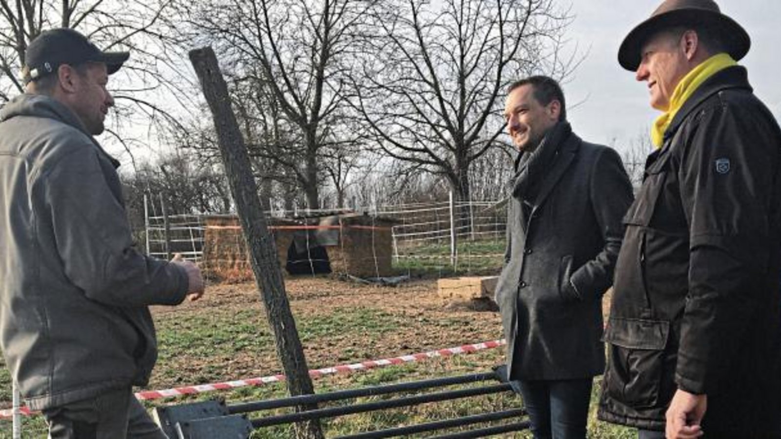 Landwirt Michael Grotz (links) erklärt Roland Zitzmann (rechts) und Benjamin Strasser die Wiesen-Haltung von Duroc-Schweinen. Foto: p Landwirt Michael Grotz (links) erklärt Roland Zitzmann (rechts) und Benjamin Strasser die Wiesen-Haltung von Duroc-Schweinen. Foto: p