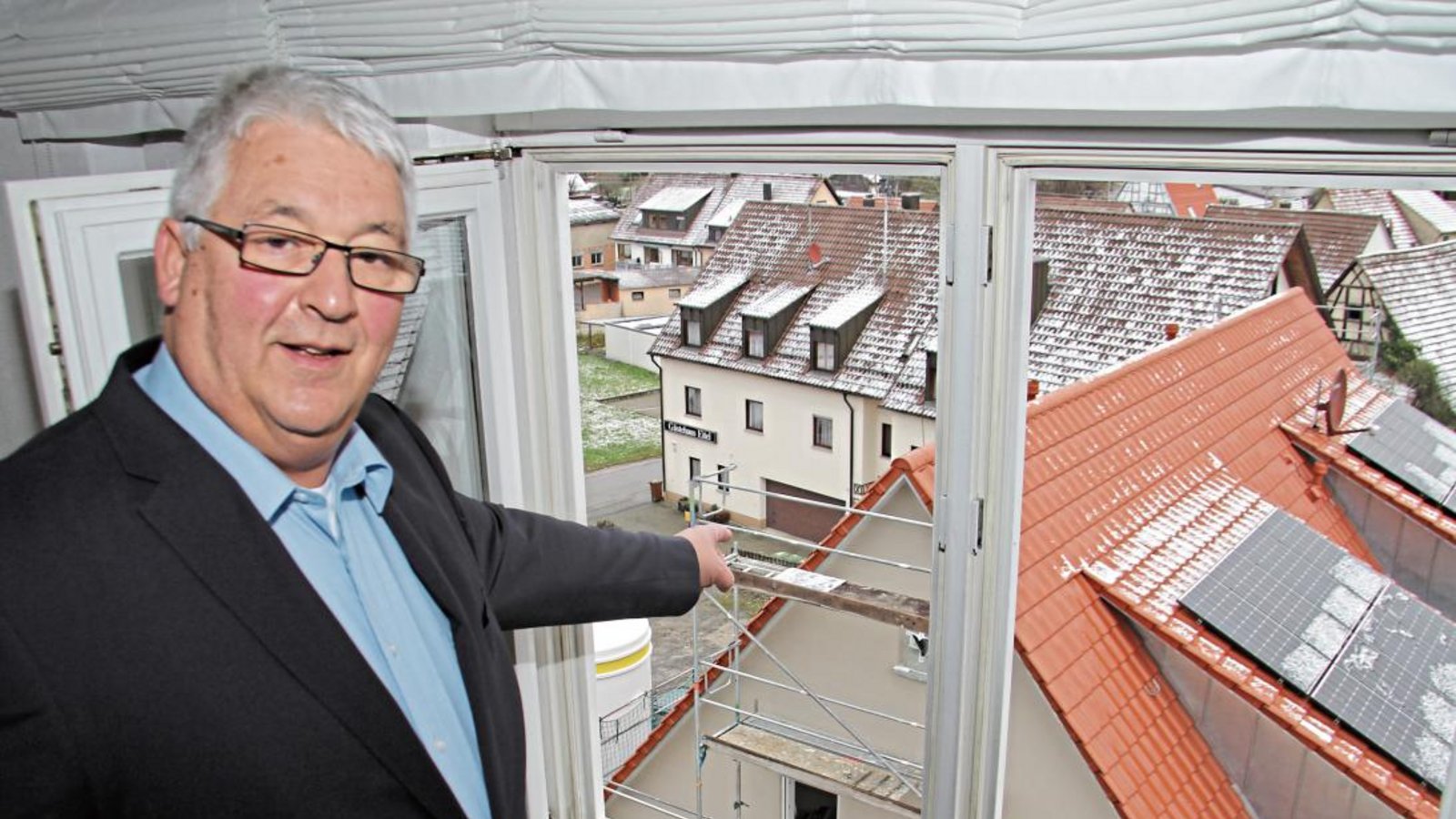 Von seinem Amtszimmer aus hat Bürgermeister Peter Schäfer den Neubau in der Stuttgarter Straße immer im Blick. Dort kommen vorerst Flüchtlinge unter. Später soll das Haus günstigen Wohnraum für Menschen mit geringem Einkommen bieten.  Fotos: Banholzer