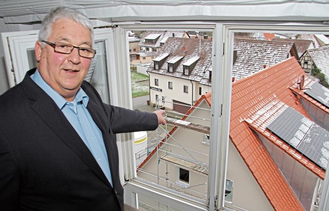 Von seinem Amtszimmer aus hat Bürgermeister Peter Schäfer den Neubau in der Stuttgarter Straße immer im Blick. Dort kommen vorerst Flüchtlinge unter. Später soll das Haus günstigen Wohnraum für Menschen mit geringem Einkommen bieten.  Fotos: Banholzer