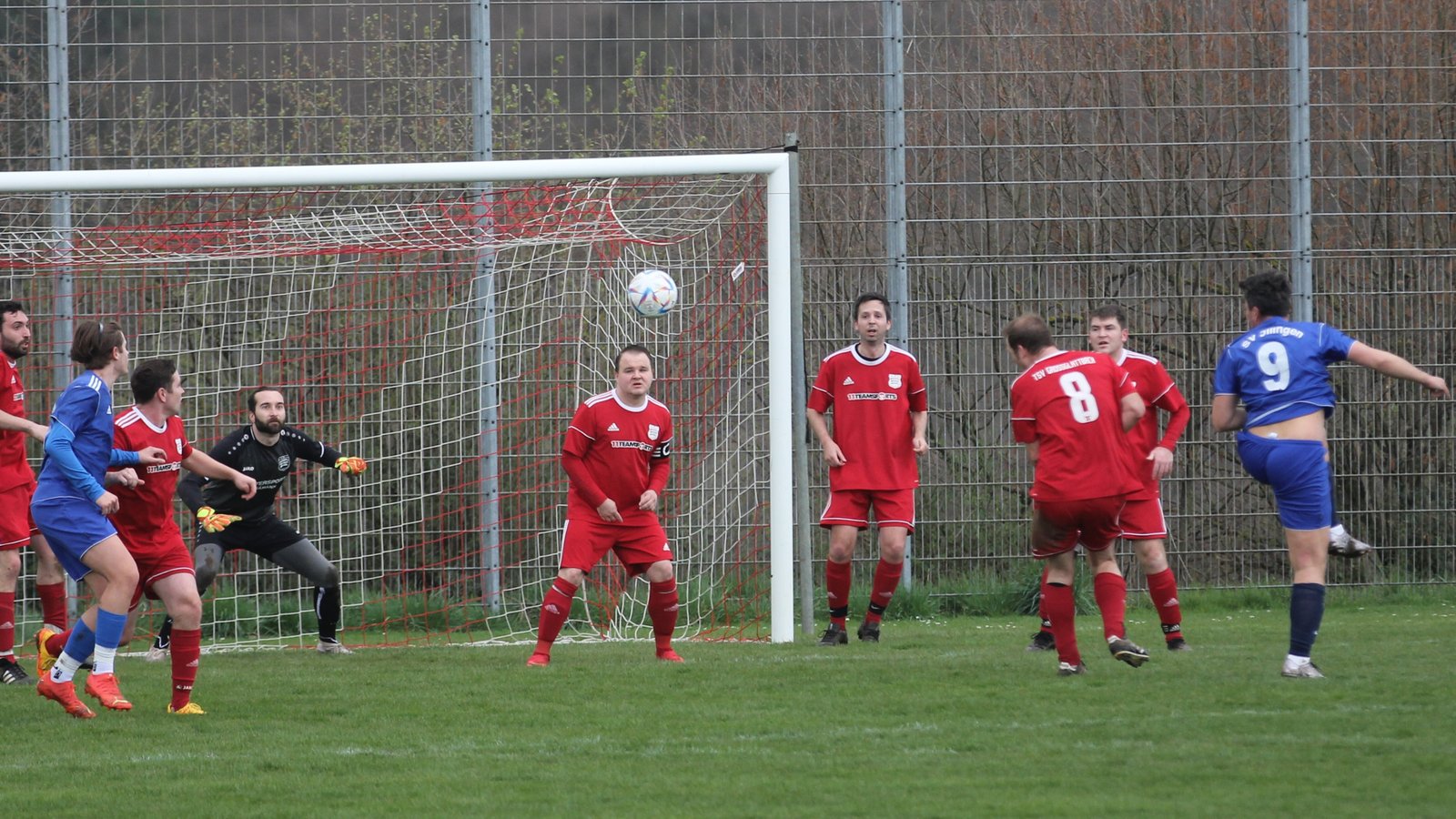 Zwischen dem TSV Großglattbach II und dem SV Illingen II erspielten sich beide Mannschaften einige Chancen. Ein Tor gelang jedoch keinem der beiden Kontrahenten. Foto: Dittrich Zwischen dem TSV Großglattbach II und dem SV Illingen II erspielten sich beide Mannschaften einige Chancen. Ein Tor gelang jedoch keinem der beiden Kontrahenten. Foto: Dittrich