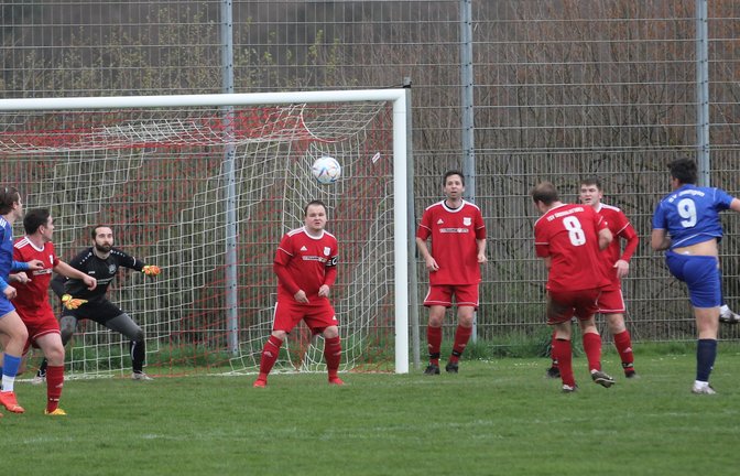 Zwischen dem TSV Großglattbach II und dem SV Illingen II erspielten sich beide Mannschaften einige Chancen. Ein Tor gelang jedoch keinem der beiden Kontrahenten. <span class='image-autor'>Foto: Dittrich</span>