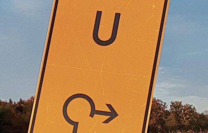 „Auf der Strecke Heimerdingen Richtung Hochdorf steht am Kreisel ein Schild. Ich stutzte kurz und überlegte, in welche Richtung ich in den Kreisel einfahren sollte ... Wer bastelt denn so was? Oder wurden hier Schilder in Großbritannien eingekauft?“, frag