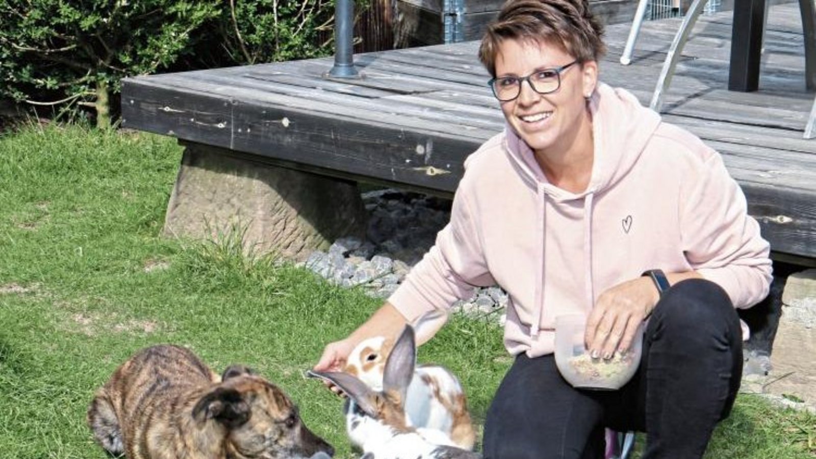 Patricia Bäuerle mit einem Teil ihrer tierischen Rasselbande. Patricia Bäuerle mit einem Teil ihrer tierischen Rasselbande.