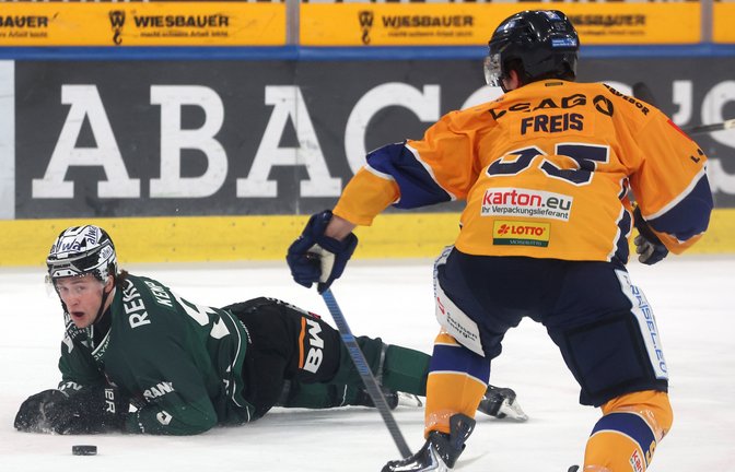 In dieser Szene zwar am Boden, im Spiel aber obenauf: Brett Kemp von den Bietigheim Steelers. <span class='image-autor'>Foto: Baumann</span>