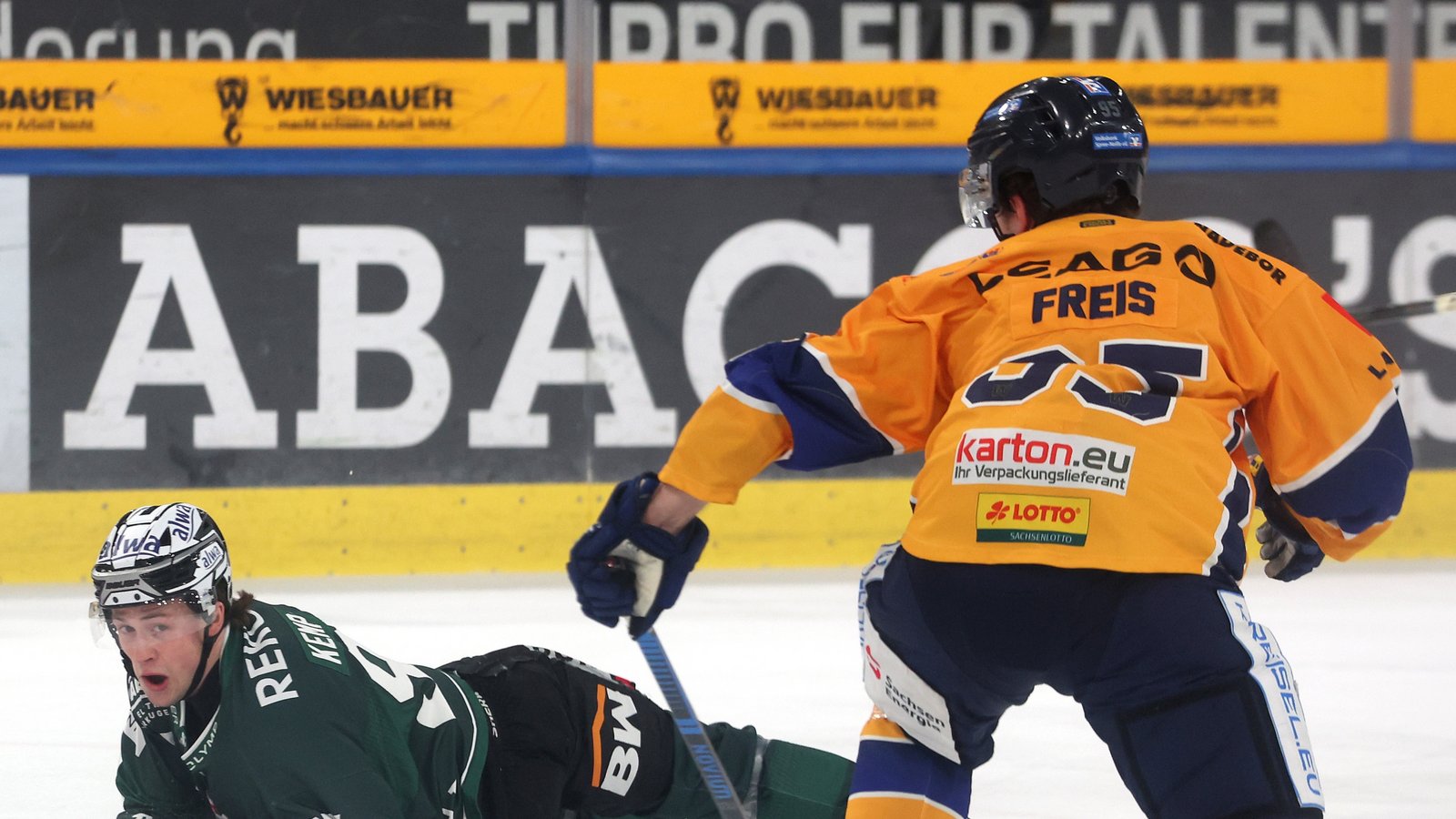 In dieser Szene zwar am Boden, im Spiel aber obenauf: Brett Kemp von den Bietigheim Steelers. Foto: Baumann