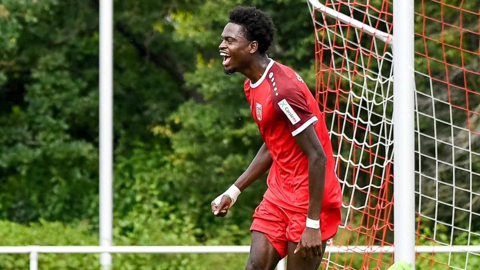 Später Calcio-Jubel: Mohamed Sanyang (hier noch im Trikot seines Ex-Vereins SV Fellbach) traf per Elfmeter zum Echterdinger Ausgleich.Archiv IMAGO/Eibner/Bernd Leitner