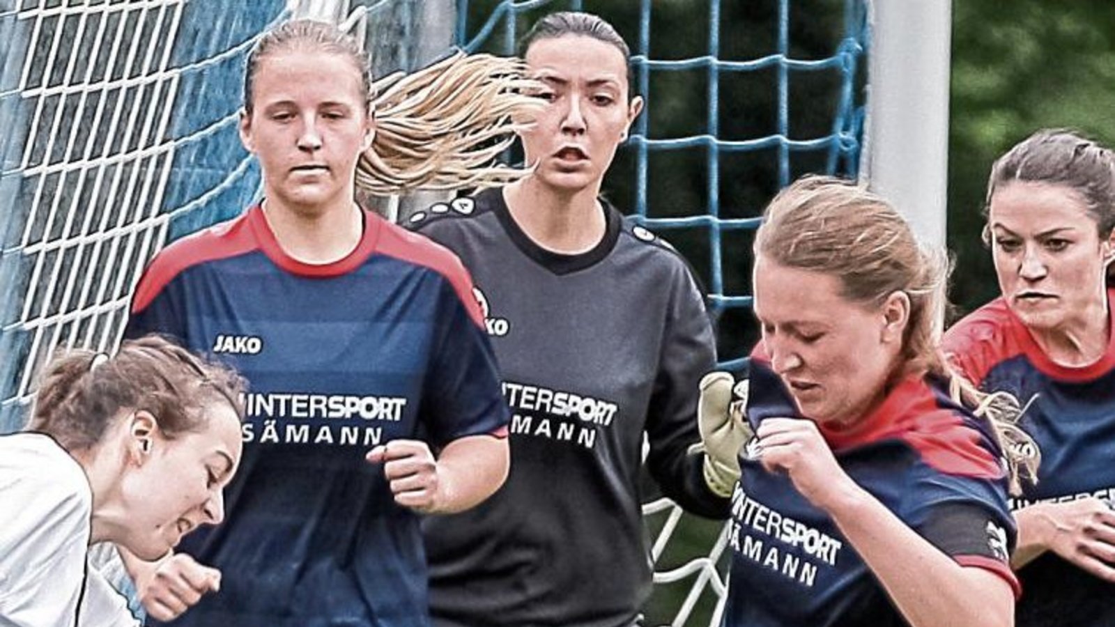 Lisa Pötzsch (links) versucht, sich auf dem Heiligenberg gegen eine vielbeinige Abwehr der SGM Großglattbach/Nussdorf durchzusetzen. In der 24. Minute traf sie zum 1:0. Foto: Simecek