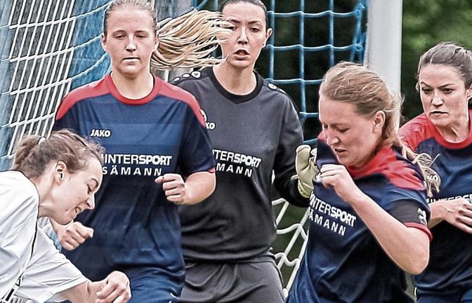 Lisa Pötzsch (links) versucht, sich auf dem Heiligenberg gegen eine vielbeinige Abwehr der SGM Großglattbach/Nussdorf durchzusetzen. In der 24. Minute traf sie zum 1:0. Foto: Simecek