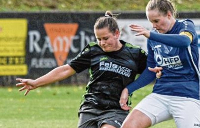 Jana Schwartz (links) war an den meisten gefährlichen Aktionen der der SGM Roßwag/Großglattbach beteiligt. Hier behauptet sie den Ball gegen Aldingens Myriam Dehnen. Foto: Leitner