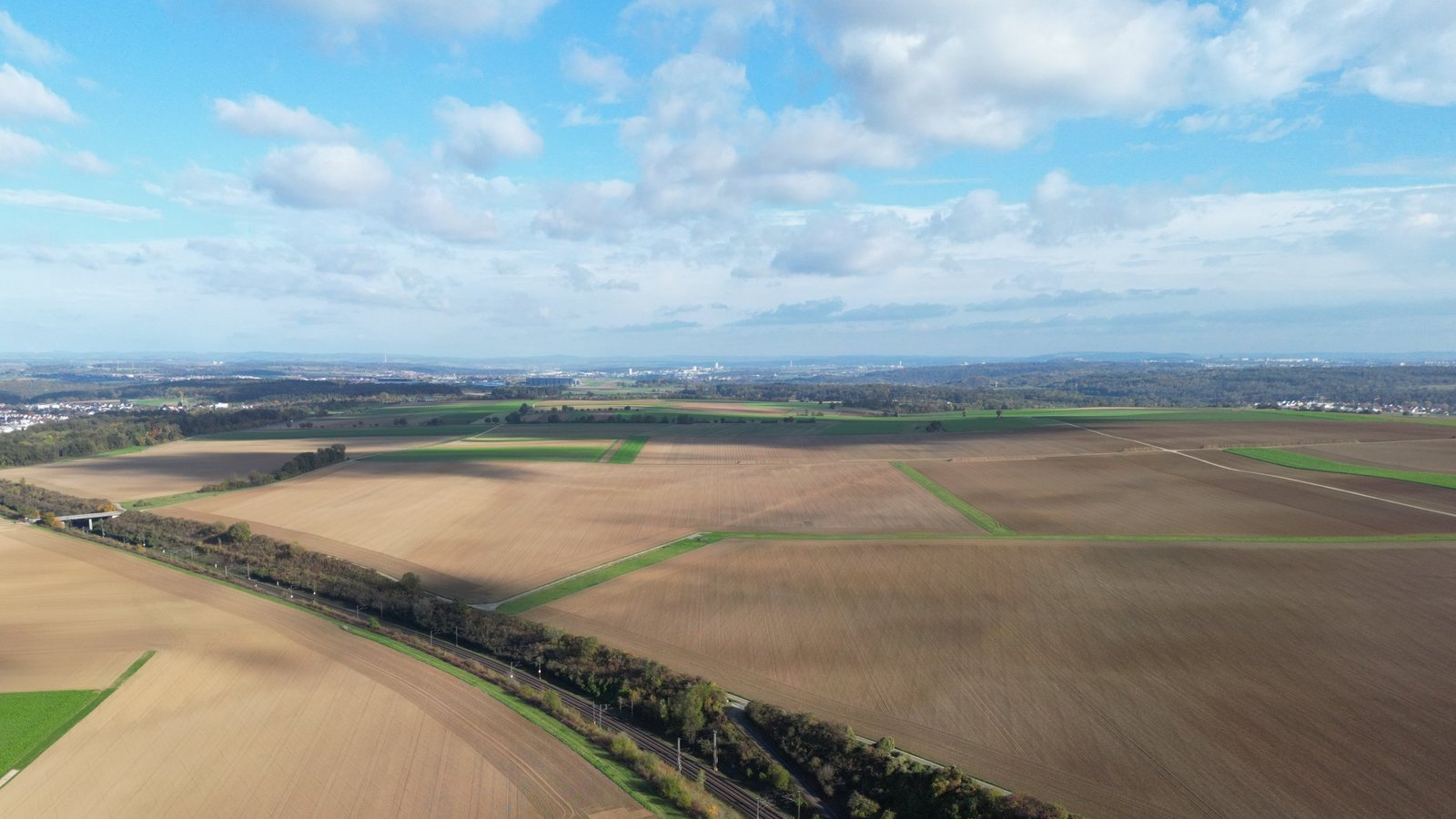 Platz für die Gewinnung von erneuerbaren Energien: Links und rechts der Bahnlinie könnte ein Solarpark entstehen – ganz in der Nähe des geplanten Windparks auf dem Weitfeld (rechts in Richtung Oberriexingen).  Foto: Küppers
