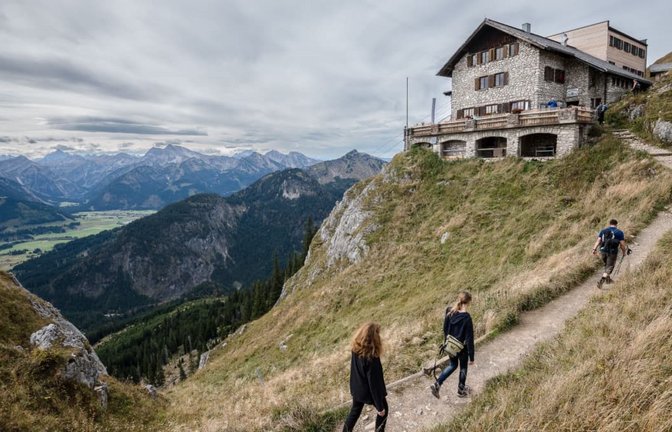 Wassersparmodus in den Alpen: Wer in den Bergen wandern geht, sollte lieber genug Wasser dabei haben – Nachfüllen könnte Gebühr kosten oder teilweise gar nicht möglich sein.<span class='image-autor'>Nicolas Armer/dpa-mag</span>