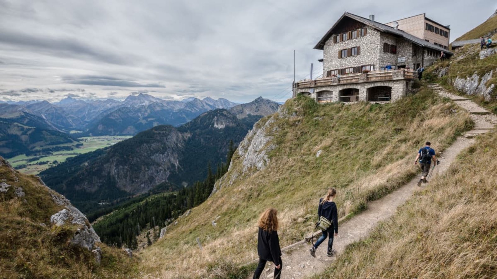 Wassersparmodus in den Alpen: Wer in den Bergen wandern geht, sollte lieber genug Wasser dabei haben – Nachfüllen könnte Gebühr kosten oder teilweise gar nicht möglich sein.Nicolas Armer/dpa-mag Wassersparmodus in den Alpen: Wer in den Bergen wandern geht, sollte lieber genug Wasser dabei haben – Nachfüllen könnte Gebühr kosten oder teilweise gar nicht möglich sein.Nicolas Armer/dpa-mag