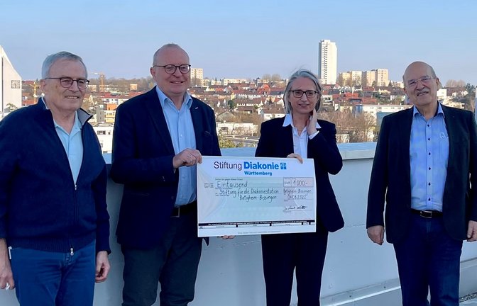 Stiftungsratsvorsitzender Dr. Christoph Küenzlen, Stiftungsvorstand Thomas Reusch-Frey, Vorsitzende der Stiftung Diakonie Württemberg Prof. Dr. Annette Noller und Stiftungsvorstand Rudolf Bayer (von links) auf dem Balkon in der Gartenstraße 40 bei der Scheckübergabe. <span class='image-autor'>Foto: p</span>