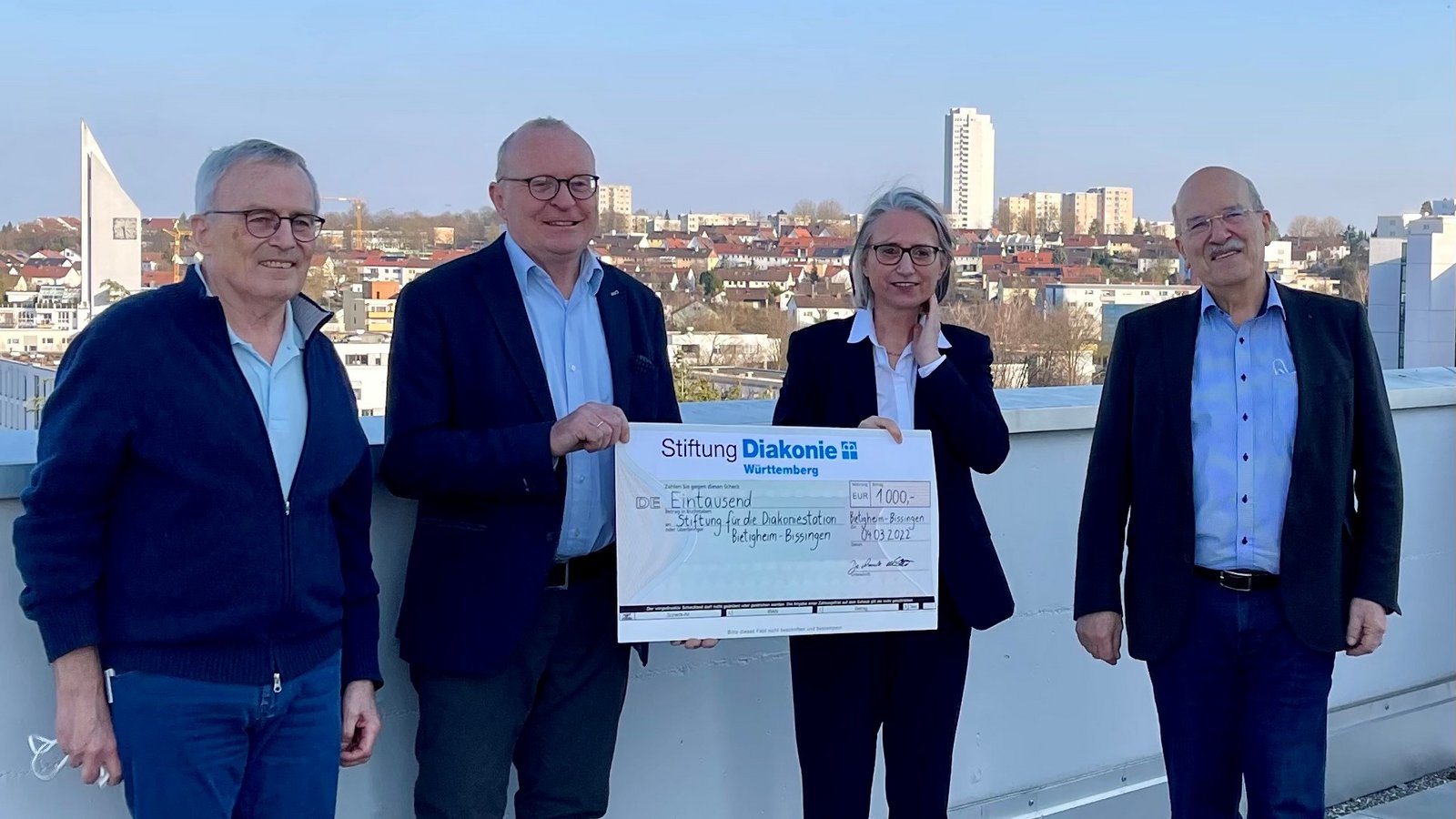 Stiftungsratsvorsitzender Dr. Christoph Küenzlen, Stiftungsvorstand Thomas Reusch-Frey, Vorsitzende der Stiftung Diakonie Württemberg Prof. Dr. Annette Noller und Stiftungsvorstand Rudolf Bayer (von links) auf dem Balkon in der Gartenstraße 40 bei der Scheckübergabe. Foto: p Stiftungsratsvorsitzender Dr. Christoph Küenzlen, Stiftungsvorstand Thomas Reusch-Frey, Vorsitzende der Stiftung Diakonie Württemberg Prof. Dr. Annette Noller und Stiftungsvorstand Rudolf Bayer (von links) auf dem Balkon in der Gartenstraße 40 bei der Scheckübergabe. Foto: p