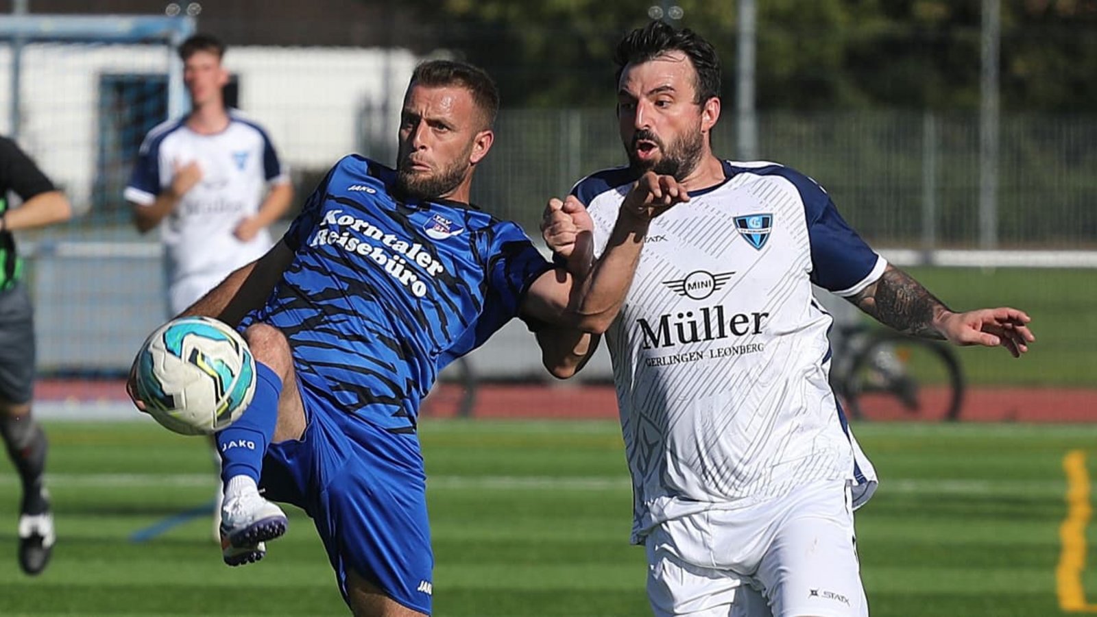Drilon Gervalla (li., TSV Korntal) und Isidoros Arvanitidis (re., FC Gerlingen) kämpfen um den Ball.Andreas Gorr