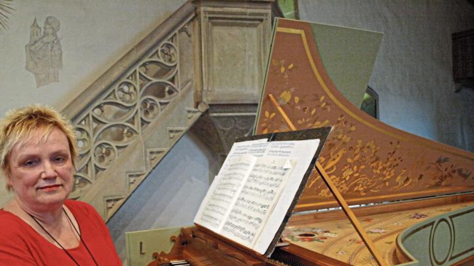 Nachdem Konzert, schon des offiziellen Outfits entledigt, nimmt sich die Solistin noch Zeit für ein Gespräch mit unserer Zeitung. „Dieses schön gestaltete Cembalo ist ein historischer Nachbau, gefertigt von einer englischen Firma“, erklärt sie dessen Herkunft. Foto: Filitz Nachdem Konzert, schon des offiziellen Outfits entledigt, nimmt sich die Solistin noch Zeit für ein Gespräch mit unserer Zeitung. „Dieses schön gestaltete Cembalo ist ein historischer Nachbau, gefertigt von einer englischen Firma“, erklärt sie dessen Herkunft. Foto: Filitz