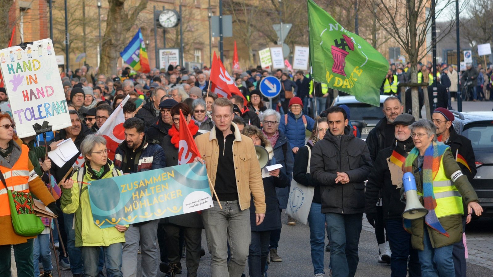 Auf dem Weg zum Kelterplatz: der Demonstrationszug in Mühlacker.  Foto: Stahlfeld