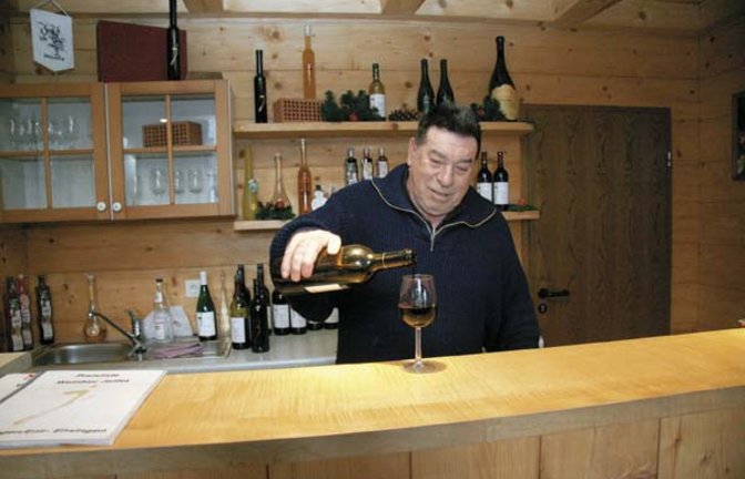 Nicht mehr lange wird Emil Jaillet seinen Kunden Wein zum Probieren einschenken. Foto: Wirth