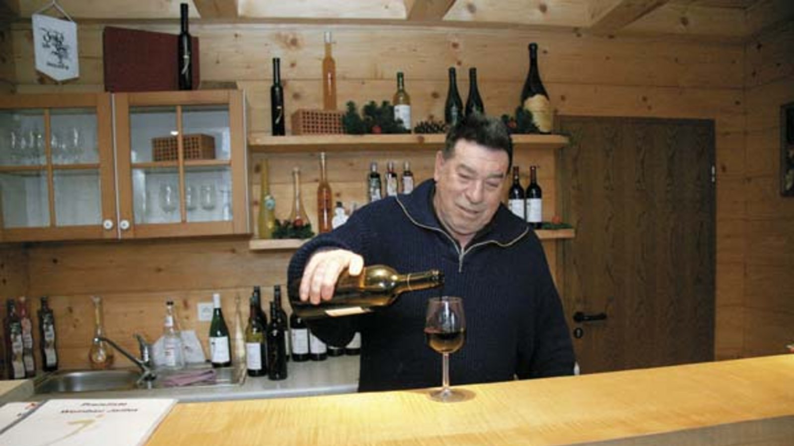 Nicht mehr lange wird Emil Jaillet seinen Kunden Wein zum Probieren einschenken. Foto: Wirth Nicht mehr lange wird Emil Jaillet seinen Kunden Wein zum Probieren einschenken. Foto: Wirth