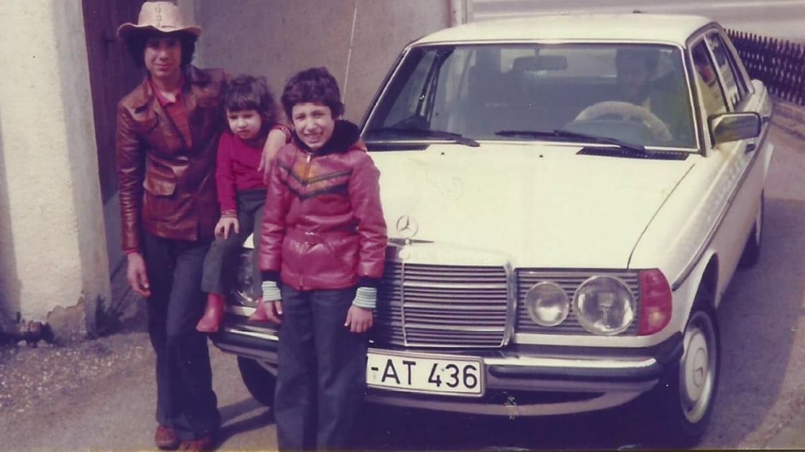 Schnappschuss aus dem Familienalbum: Coşkun Yasa (mitte) mit zwei seiner Brüder und dem Vater am Steuer des Mercedes.<span class='image-autor'>privat</span>