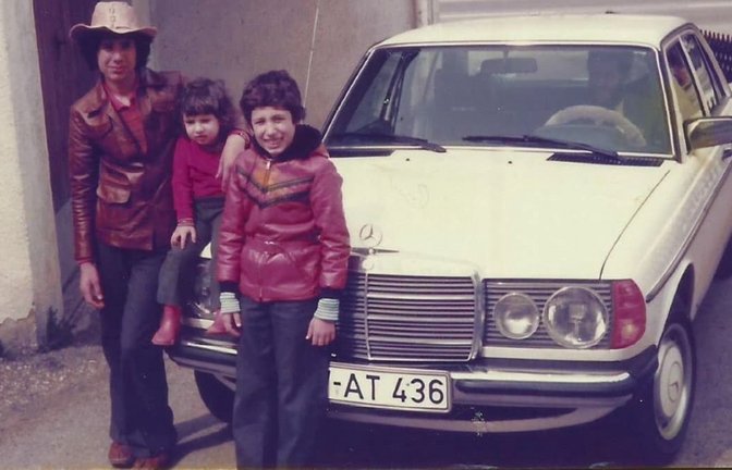 Schnappschuss aus dem Familienalbum: Coşkun Yasa (mitte) mit zwei seiner Brüder und dem Vater am Steuer des Mercedes.<span class='image-autor'>privat</span>